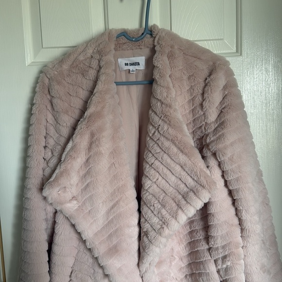 BB Dakota fuzzy coat, great condition! - Picture 2 of 7